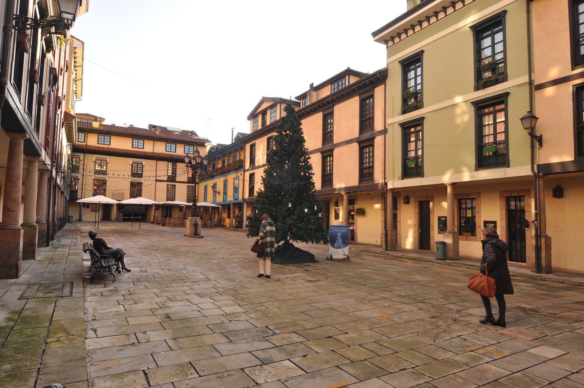 Plaza del Fontán Oviedo — fachadas rehabilitadas