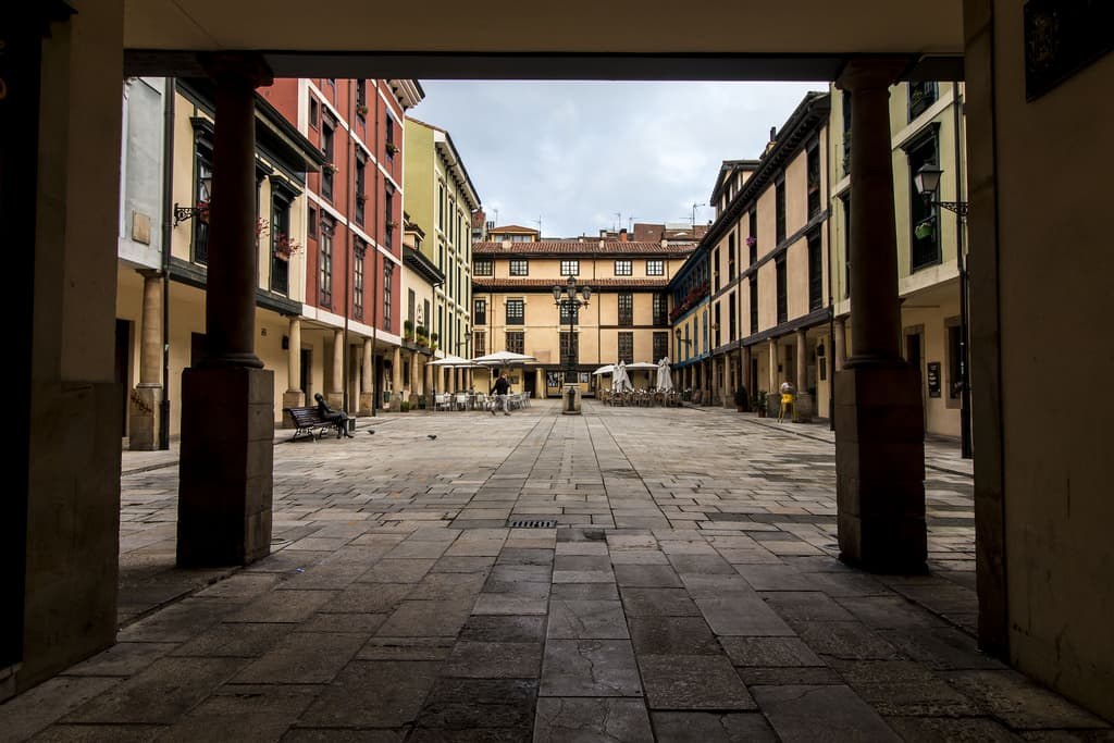 Interior Plaza del Fontán — vista a través de los pórticos