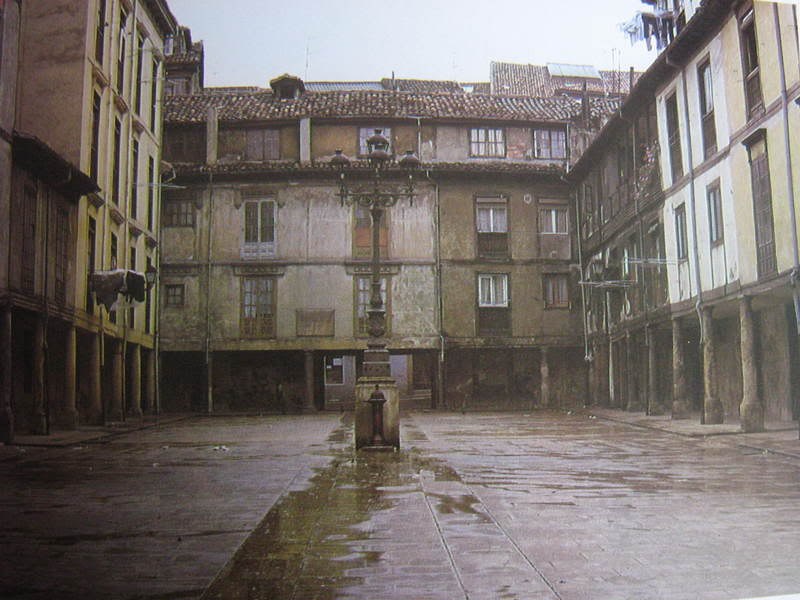 Vista Plaza del Fontán desde los pórticos
